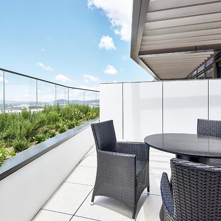 Meriton Suites Canberra Zewnętrze zdjęcie A balcony