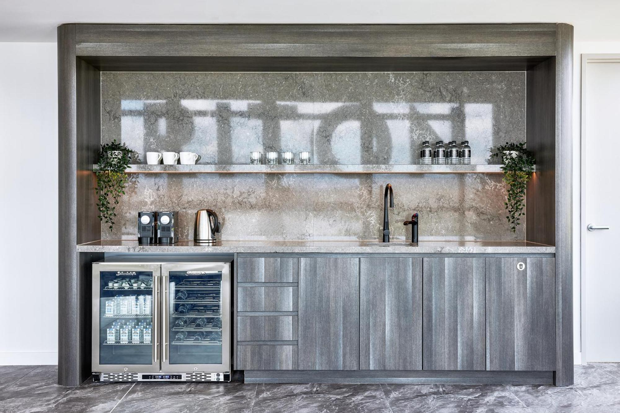 Meriton Suites Canberra Zewnętrze zdjęcie A wet bar in a home