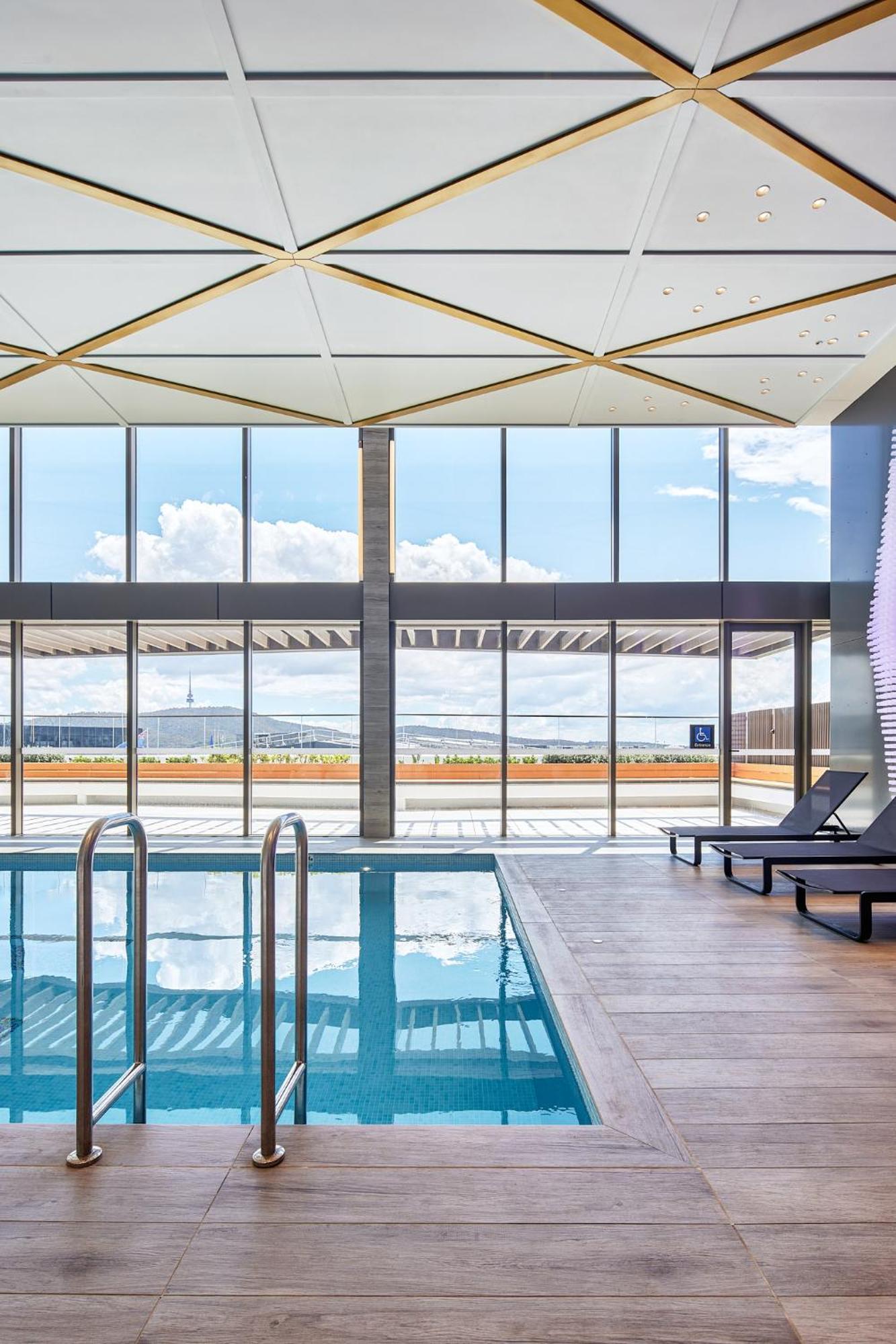 Meriton Suites Canberra Zewnętrze zdjęcie The pool at the hotel