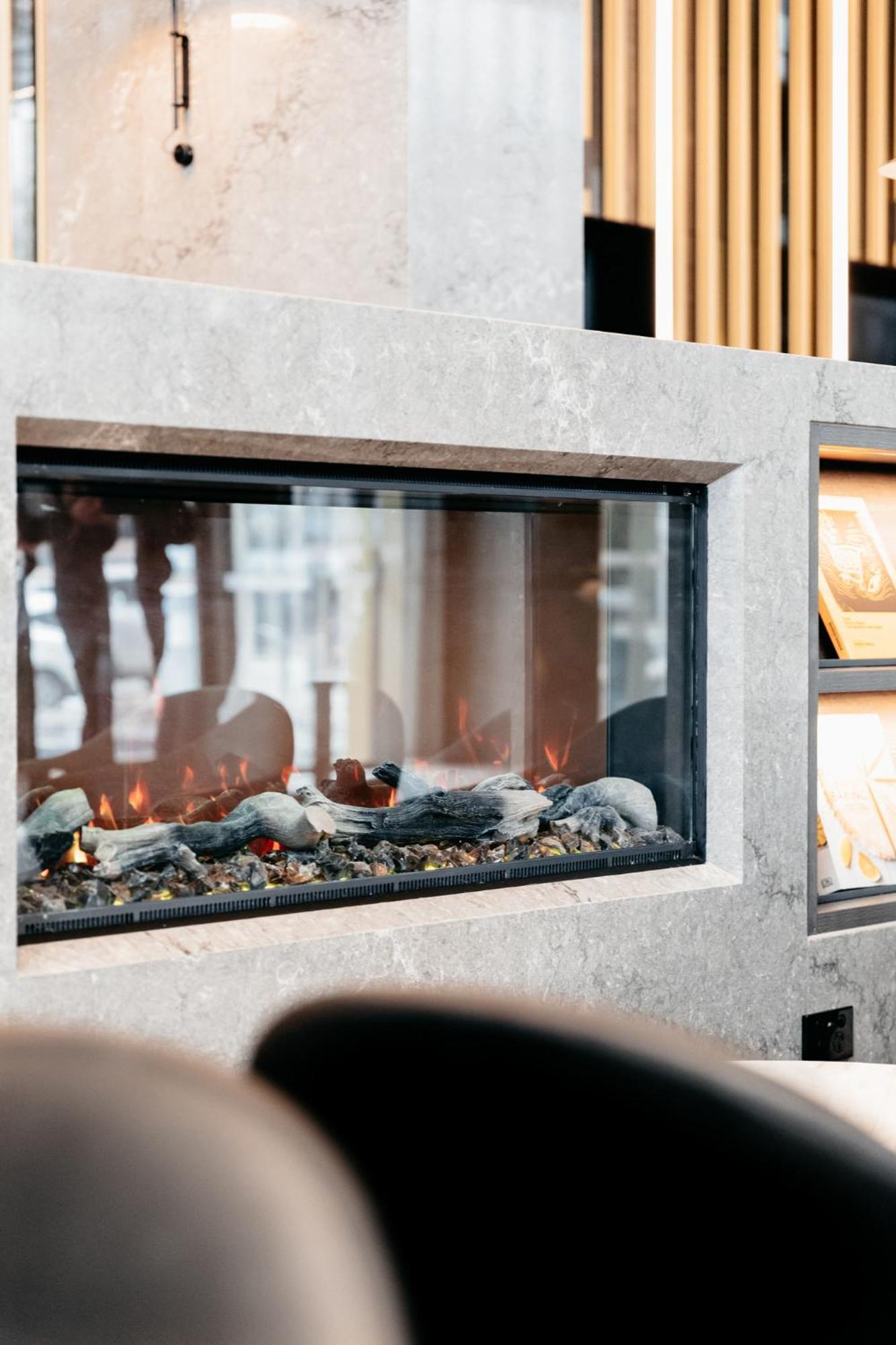 Meriton Suites Canberra Zewnętrze zdjęcie A fireplace with ethanol fuel
