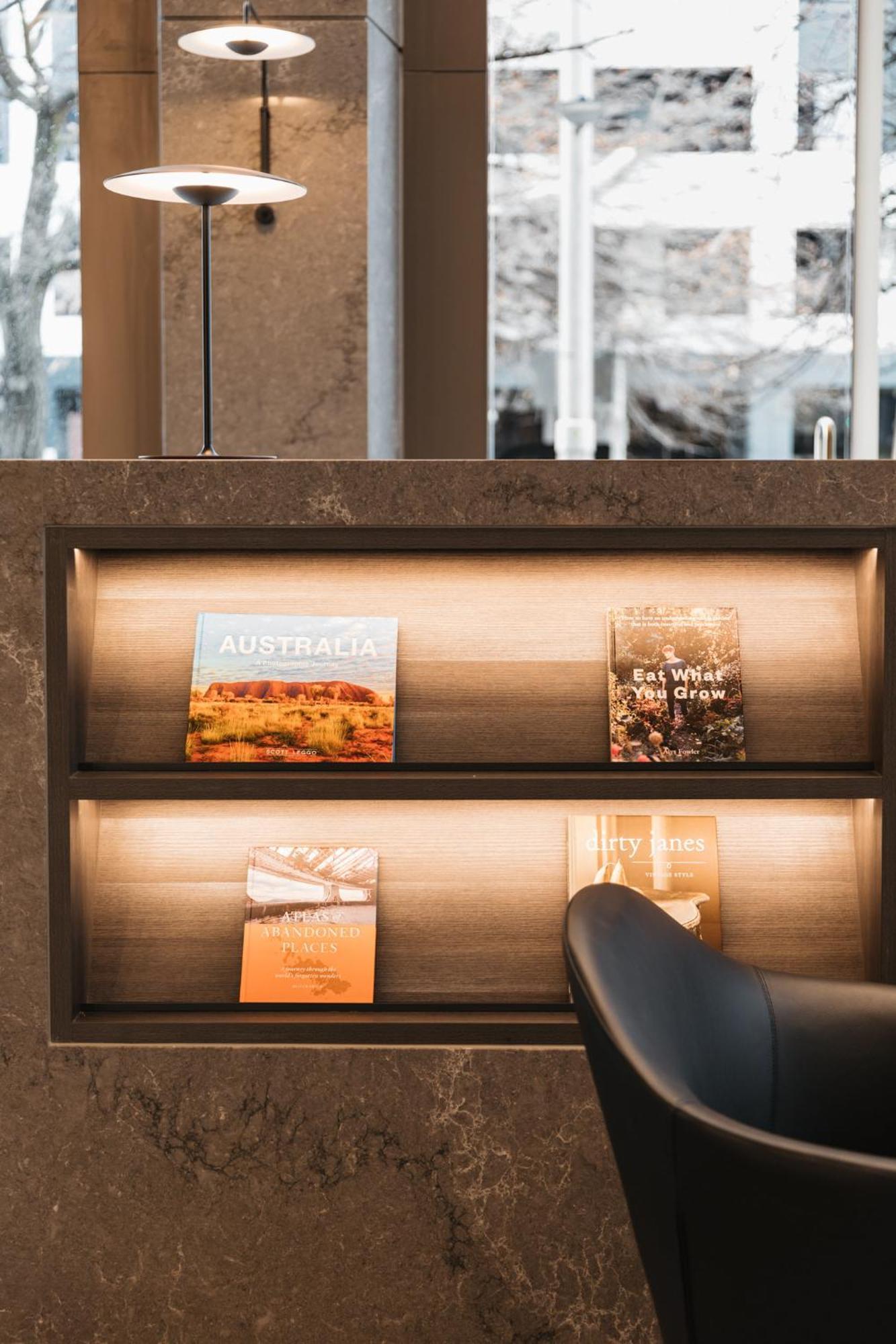 Meriton Suites Canberra Zewnętrze zdjęcie A selection of magazines at the lounge