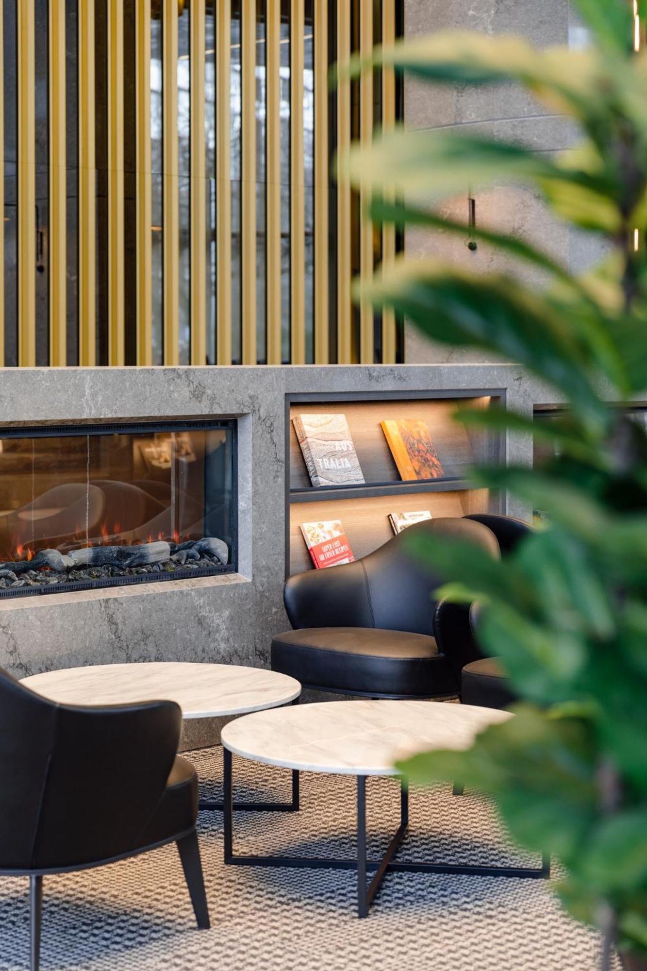 Meriton Suites Canberra Zewnętrze zdjęcie The lounge at the airport