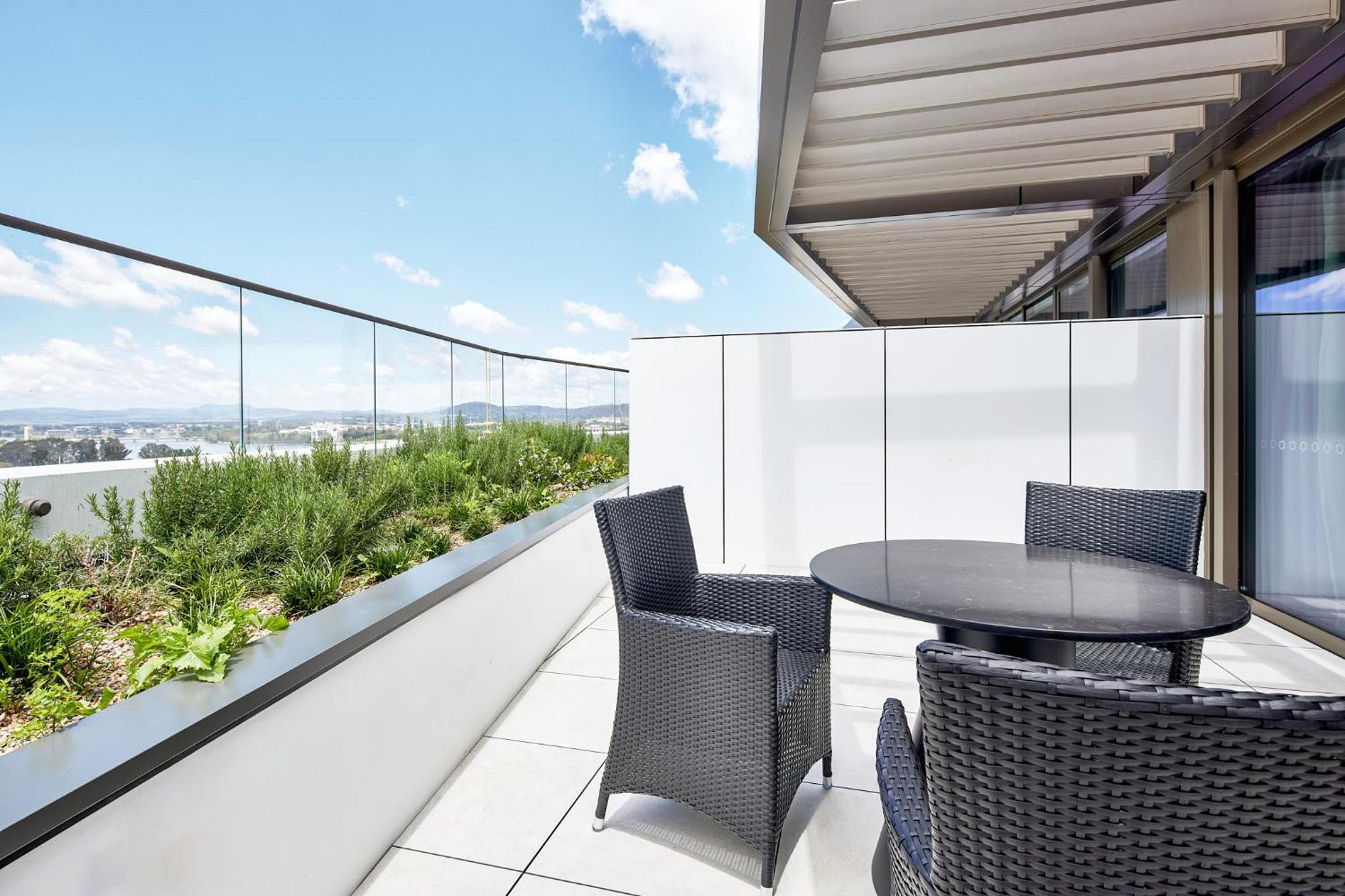 Meriton Suites Canberra Zewnętrze zdjęcie A balcony