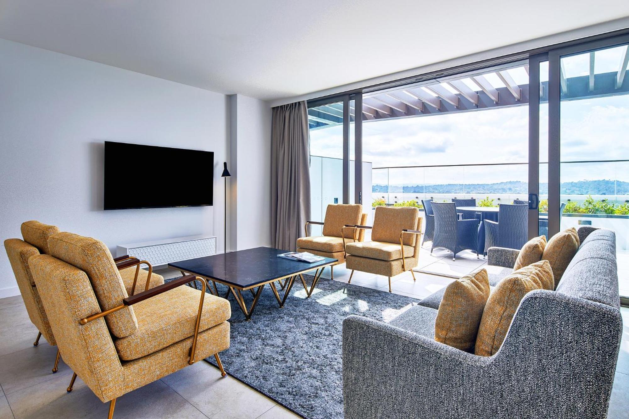 Meriton Suites Canberra Zewnętrze zdjęcie A living room at the hotel