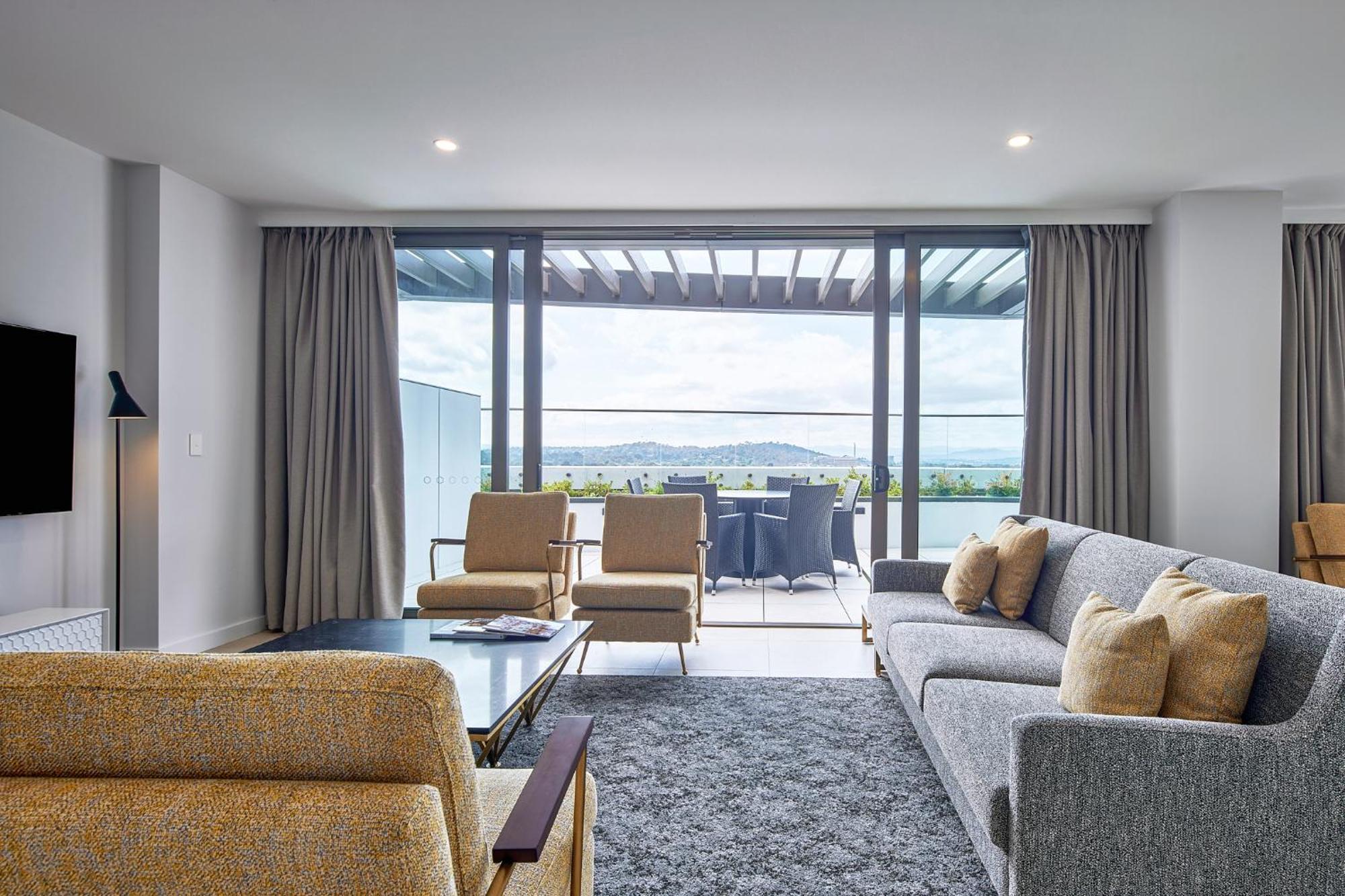 Meriton Suites Canberra Zewnętrze zdjęcie A suite at the hotel