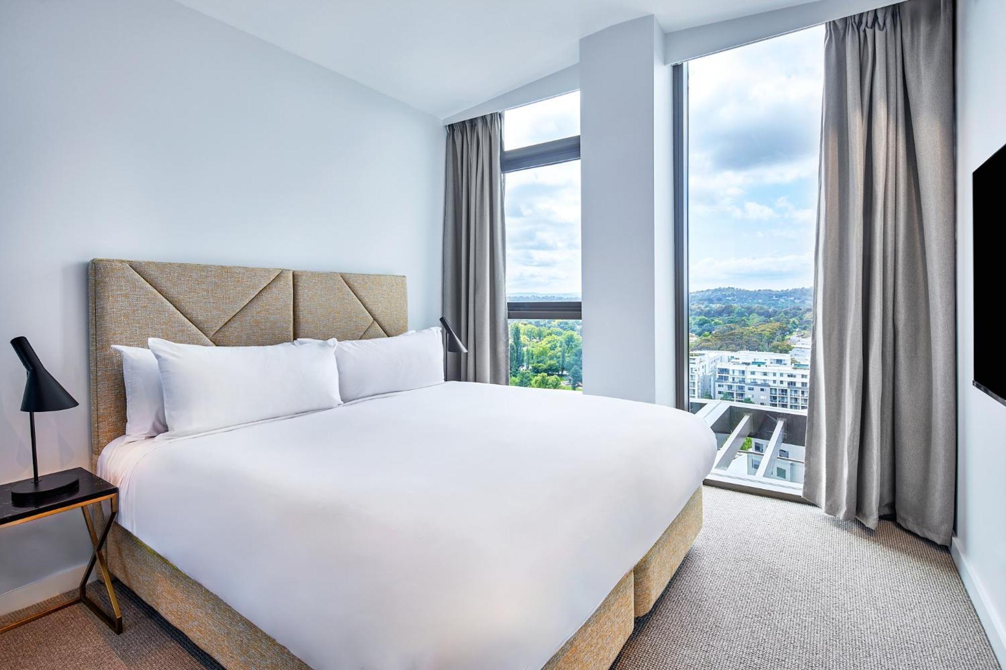 Meriton Suites Canberra Zewnętrze zdjęcie A bedroom at the hotel
