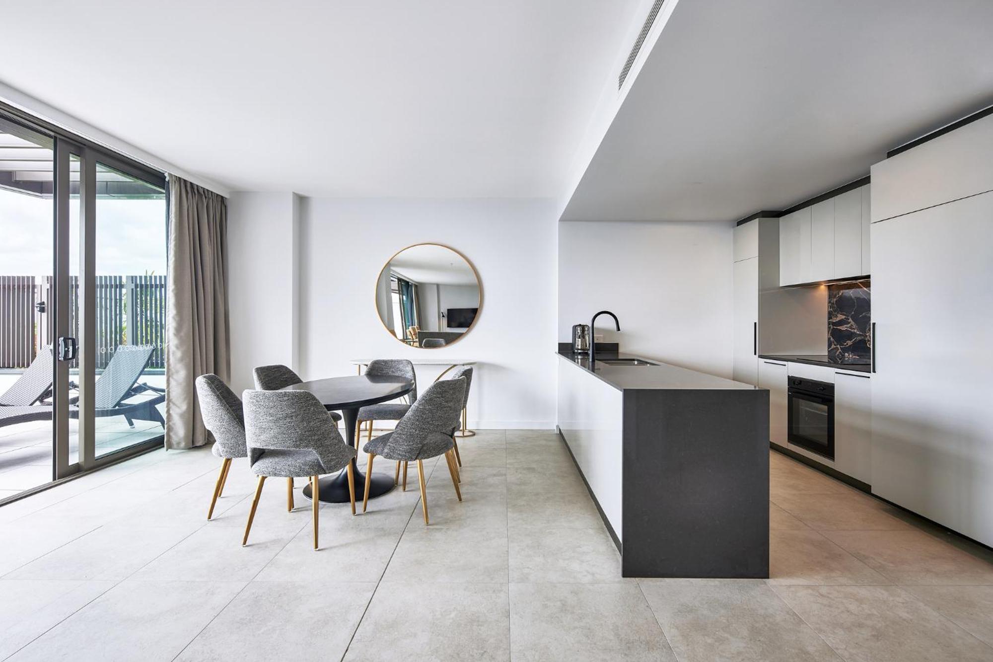 Meriton Suites Canberra Zewnętrze zdjęcie The kitchen and dining area of a typical apartment
