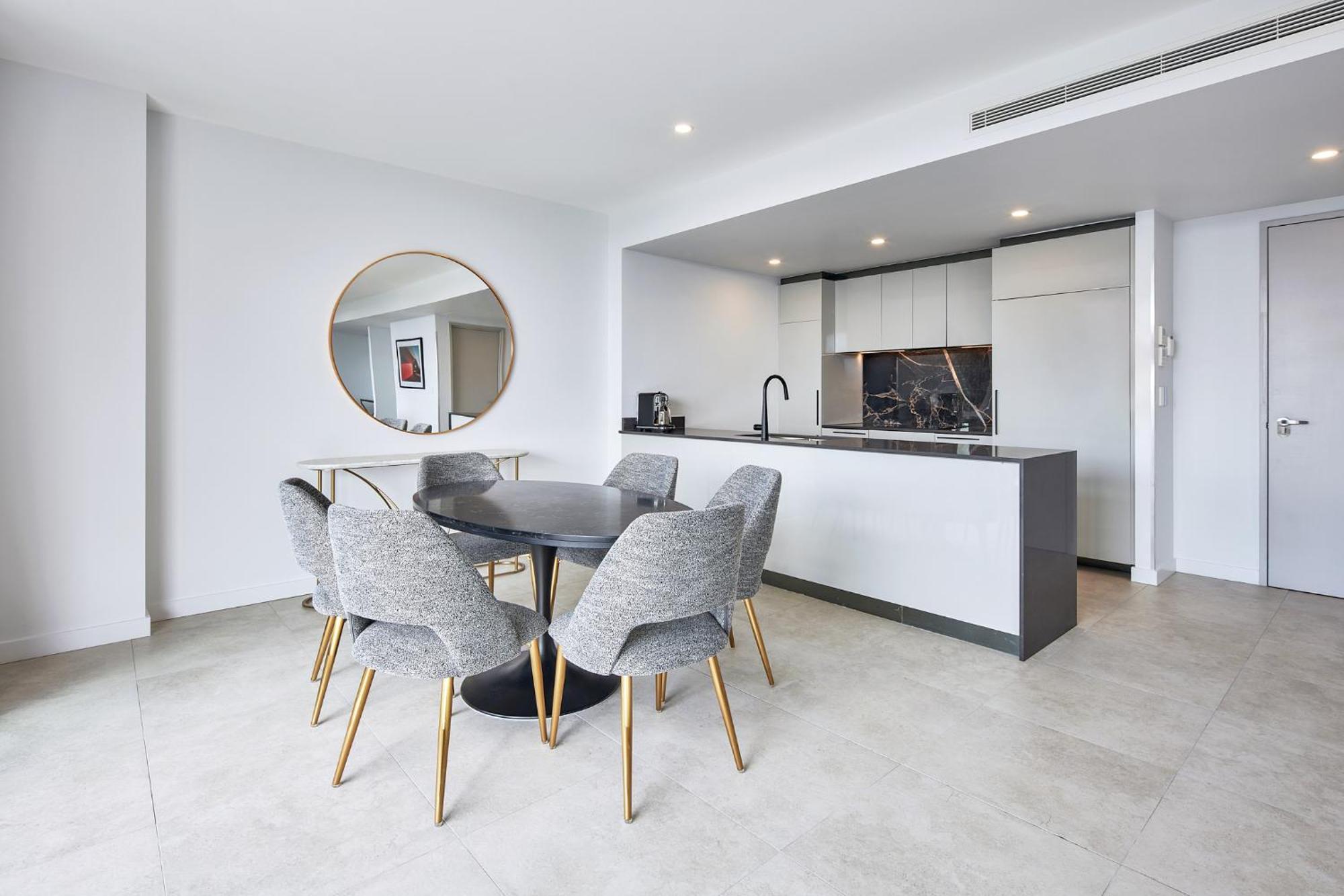 Meriton Suites Canberra Zewnętrze zdjęcie A typical apartment interior