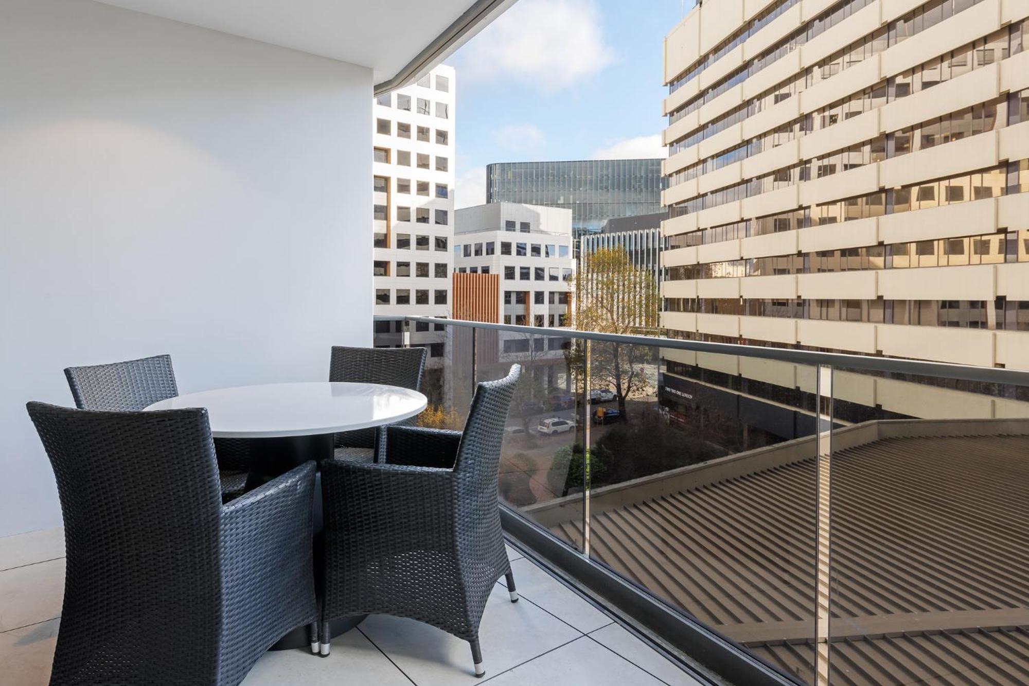 Meriton Suites Canberra Zewnętrze zdjęcie A balcony