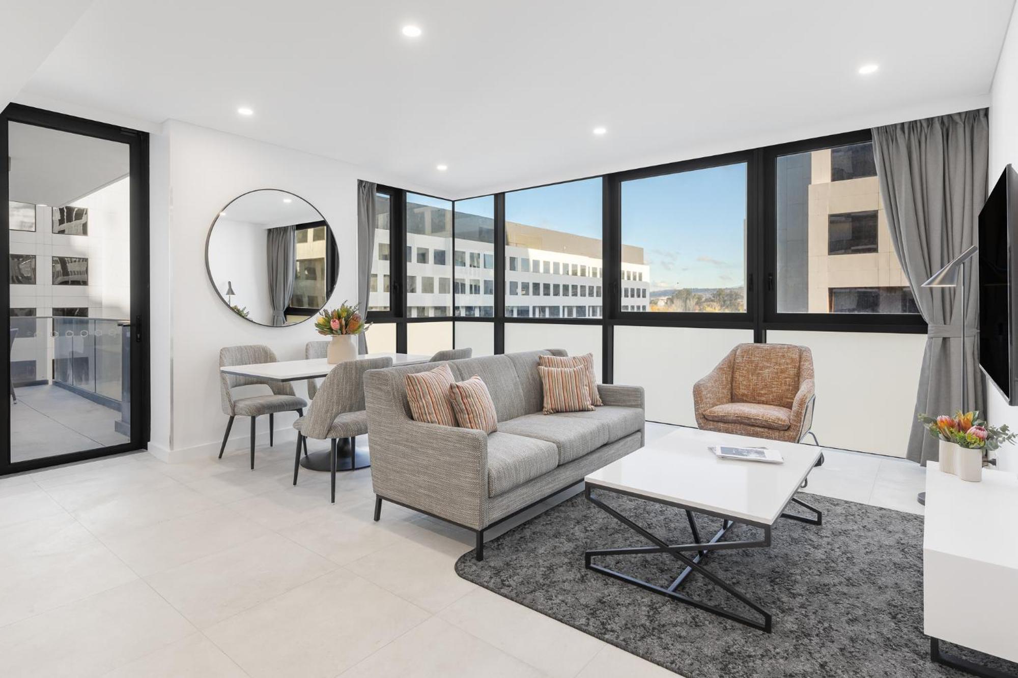 Meriton Suites Canberra Zewnętrze zdjęcie The interior of a staged apartment