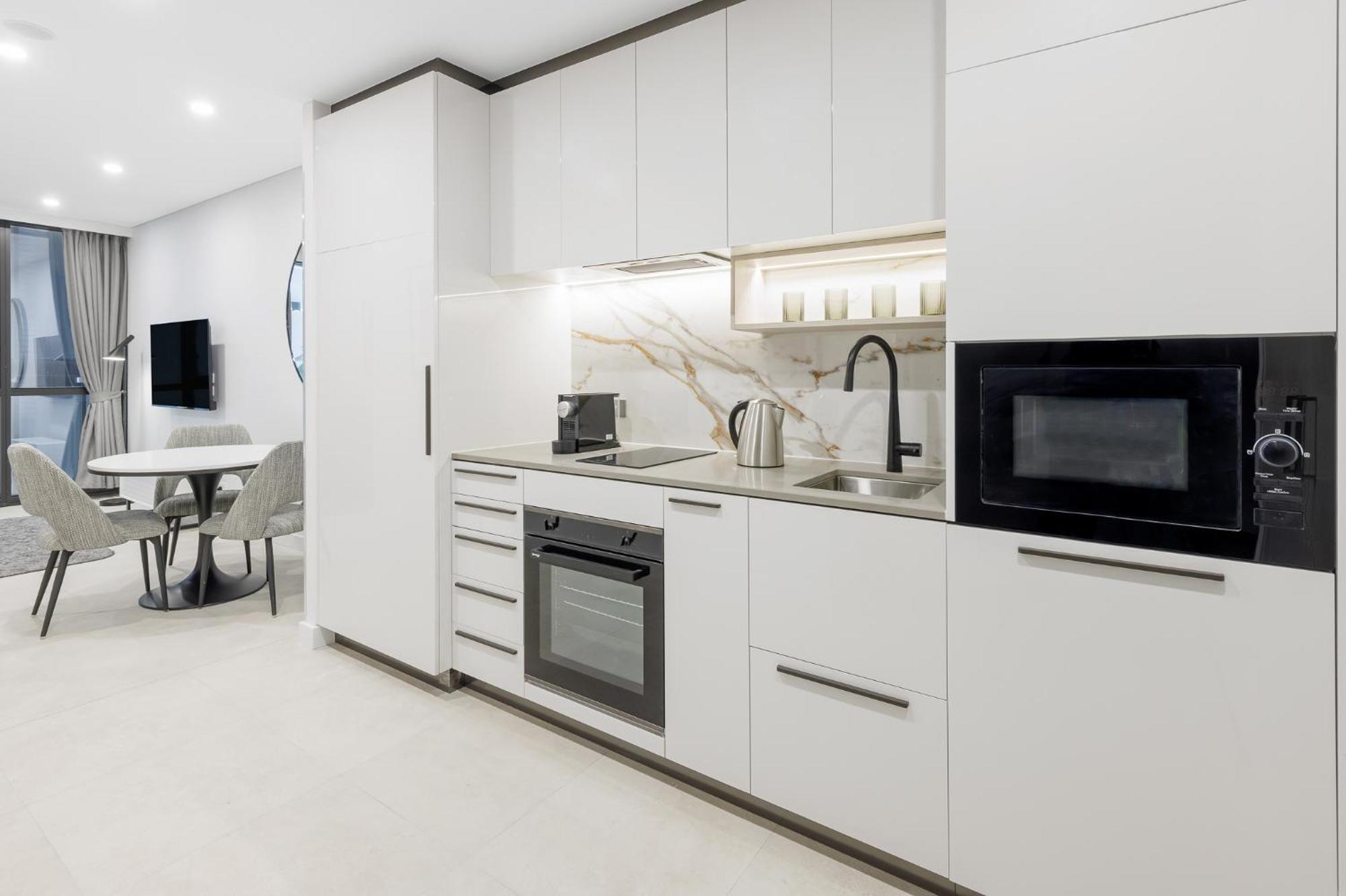 Meriton Suites Canberra Zewnętrze zdjęcie A typical kitchen in a serviced apartment