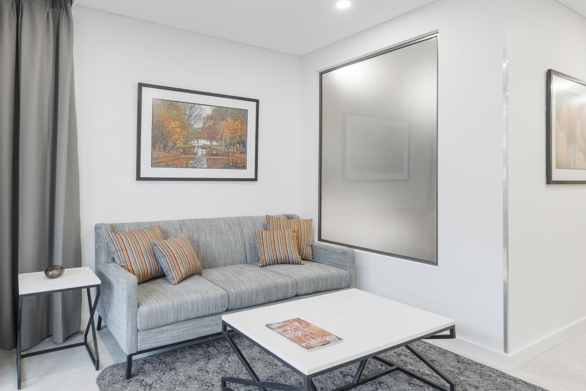 Meriton Suites Canberra Zewnętrze zdjęcie A living room with a sofa