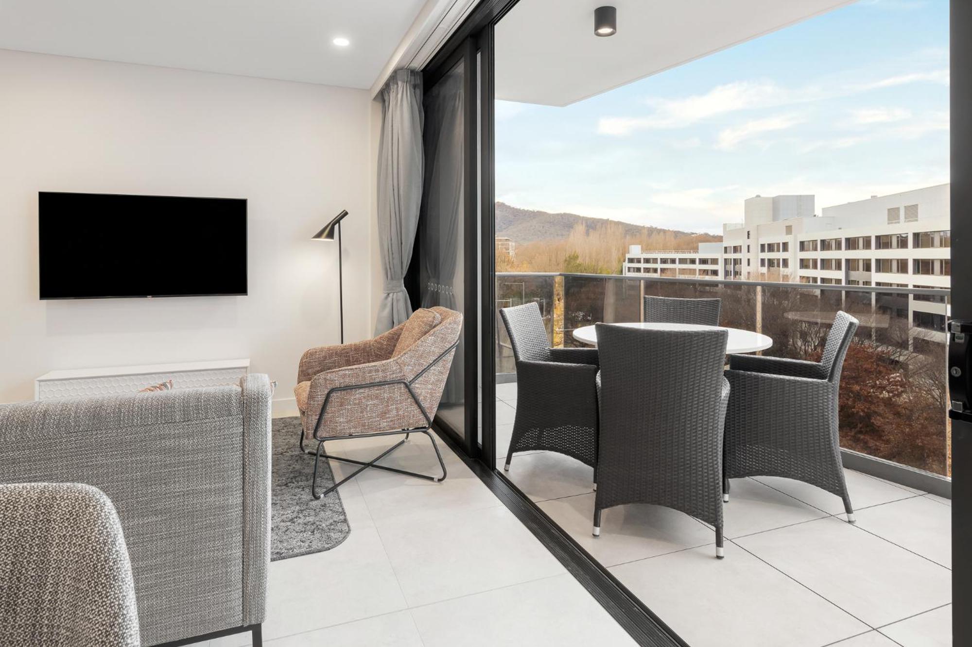 Meriton Suites Canberra Zewnętrze zdjęcie The interior of a typical apartment at the complex