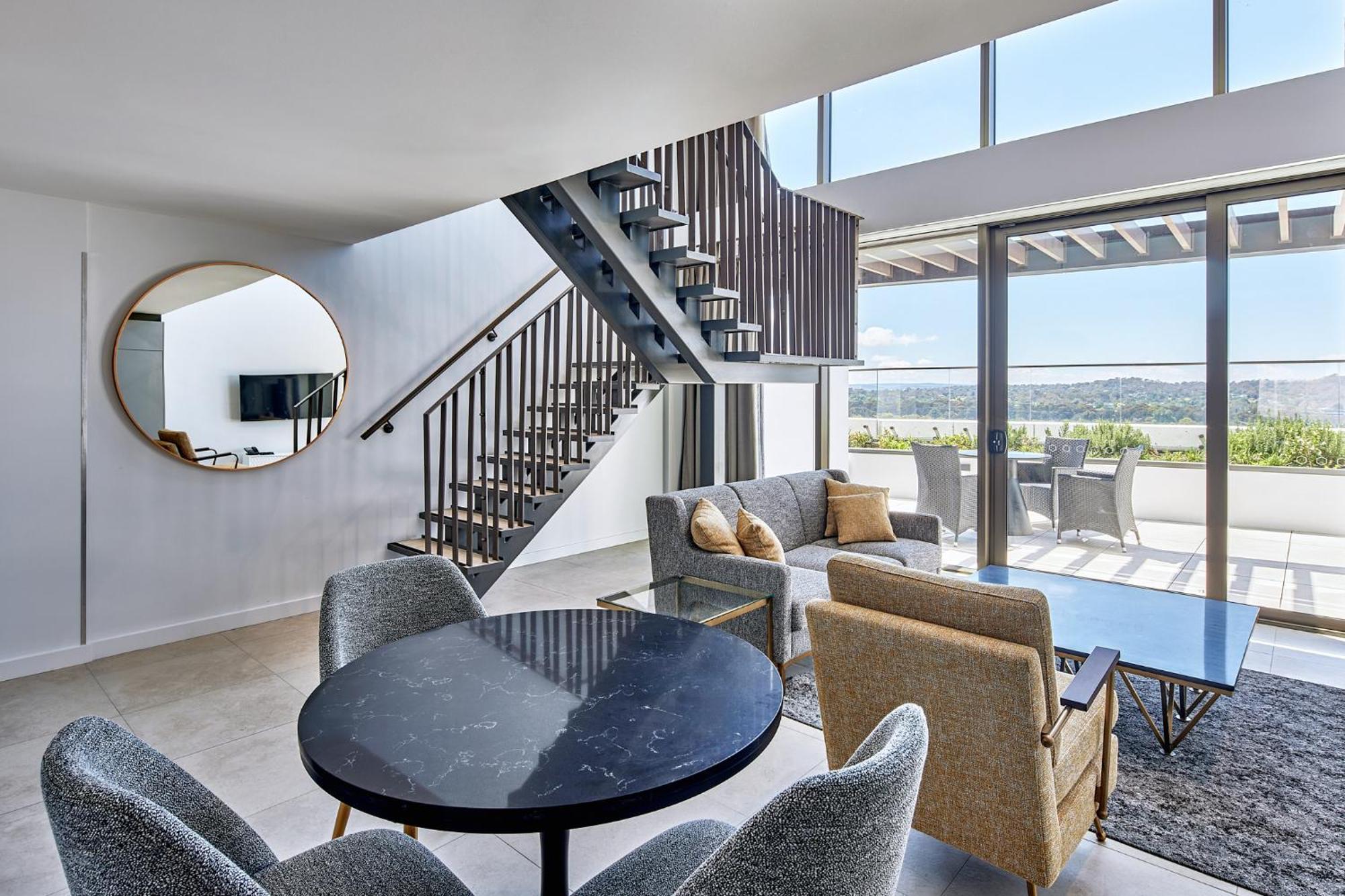 Meriton Suites Canberra Zewnętrze zdjęcie The interior of a typical apartment at The Standard