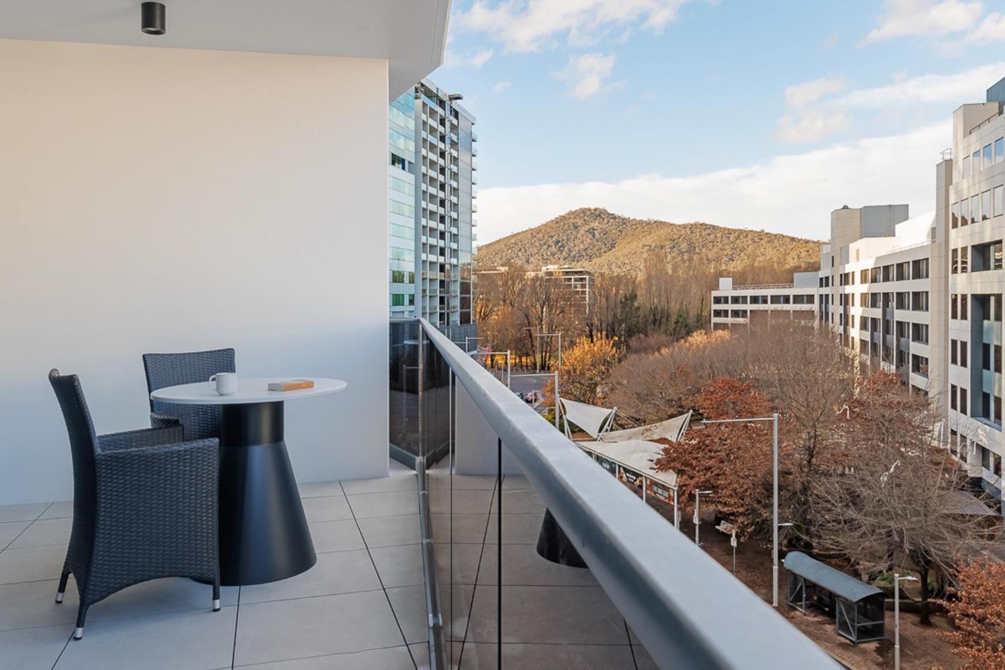 Meriton Suites Canberra Zewnętrze zdjęcie A balcony in a residential apartment