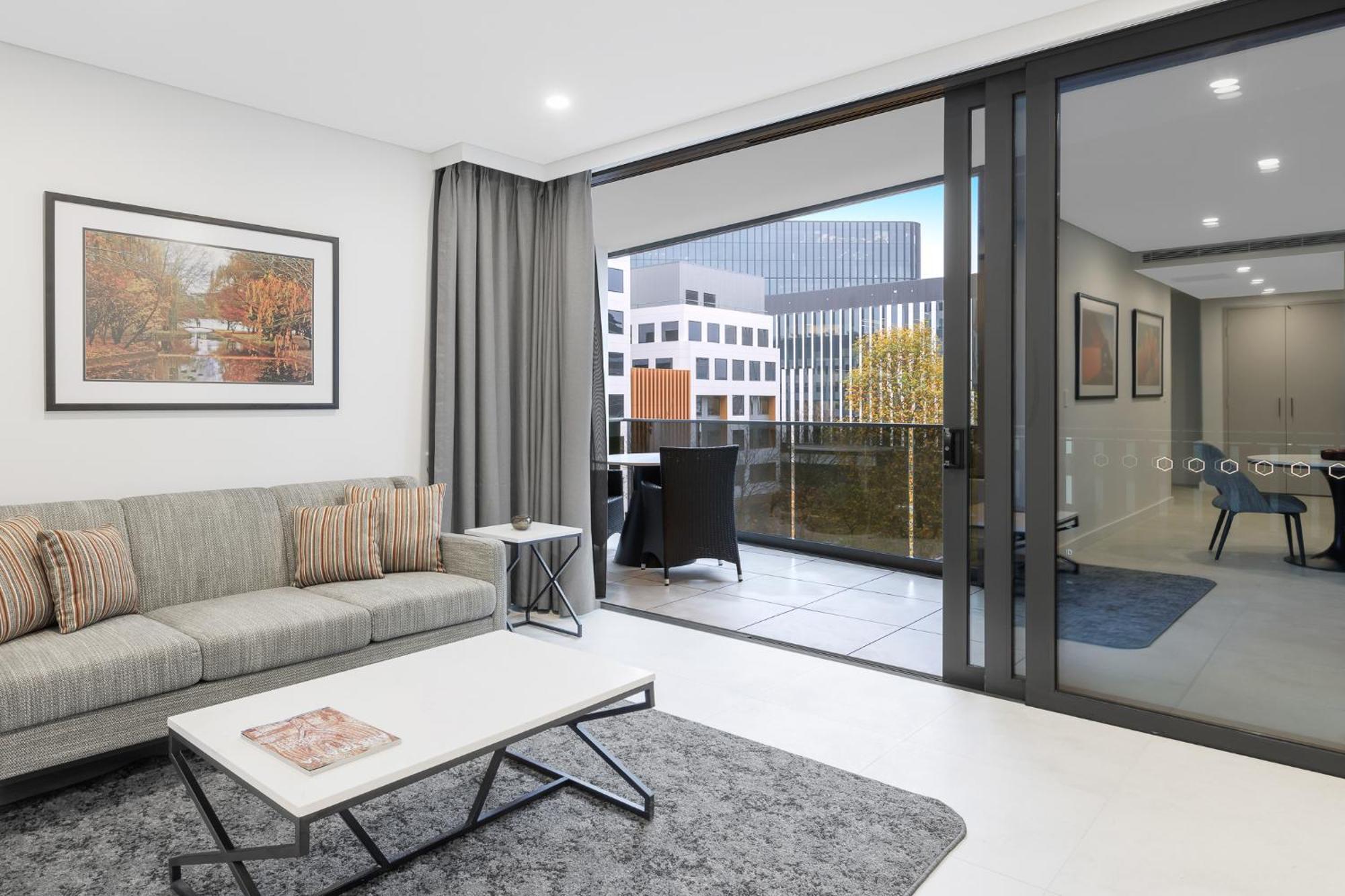 Meriton Suites Canberra Zewnętrze zdjęcie The interior of a typical apartment