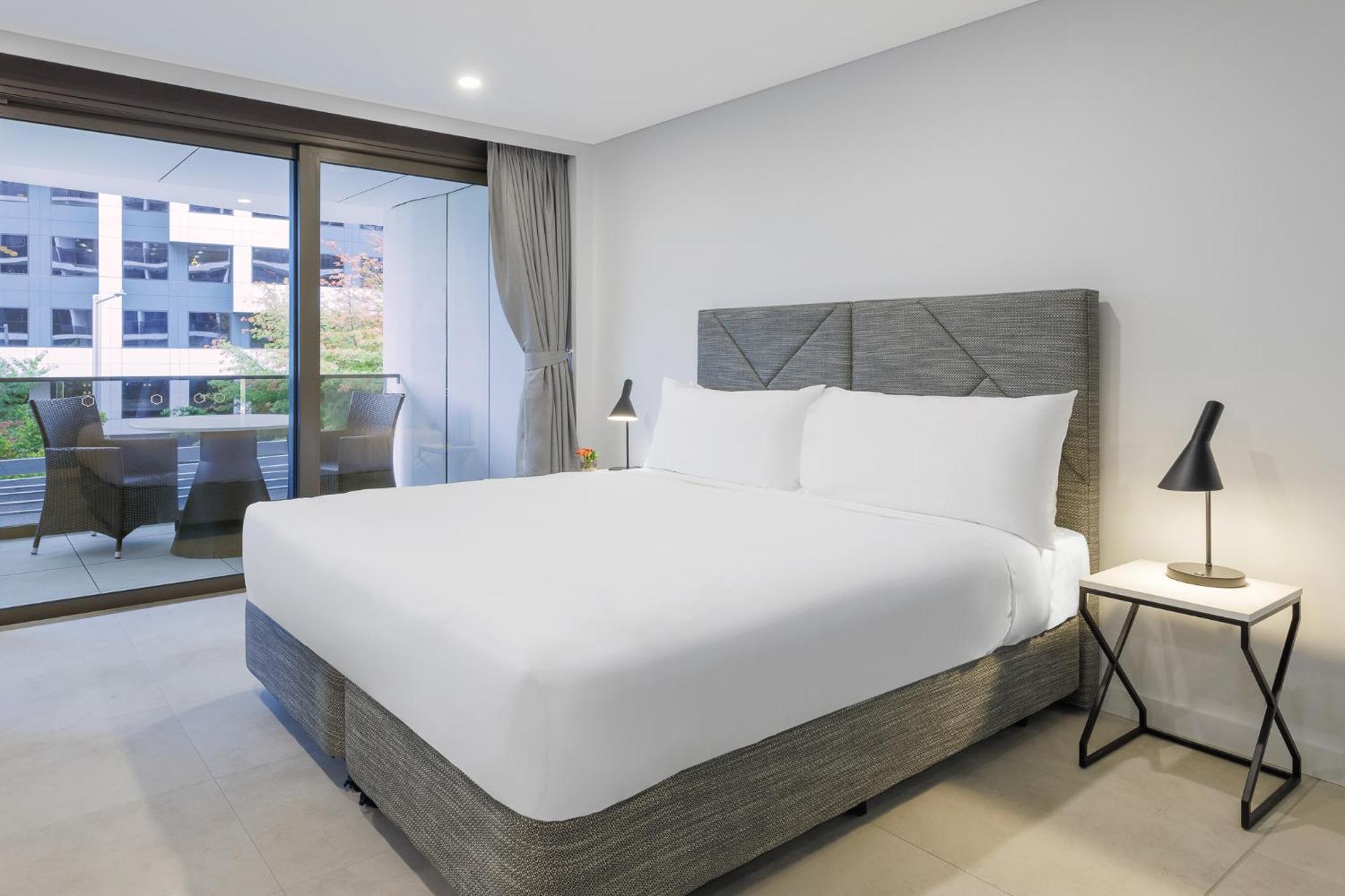 Meriton Suites Canberra Zewnętrze zdjęcie A bed with a mattress