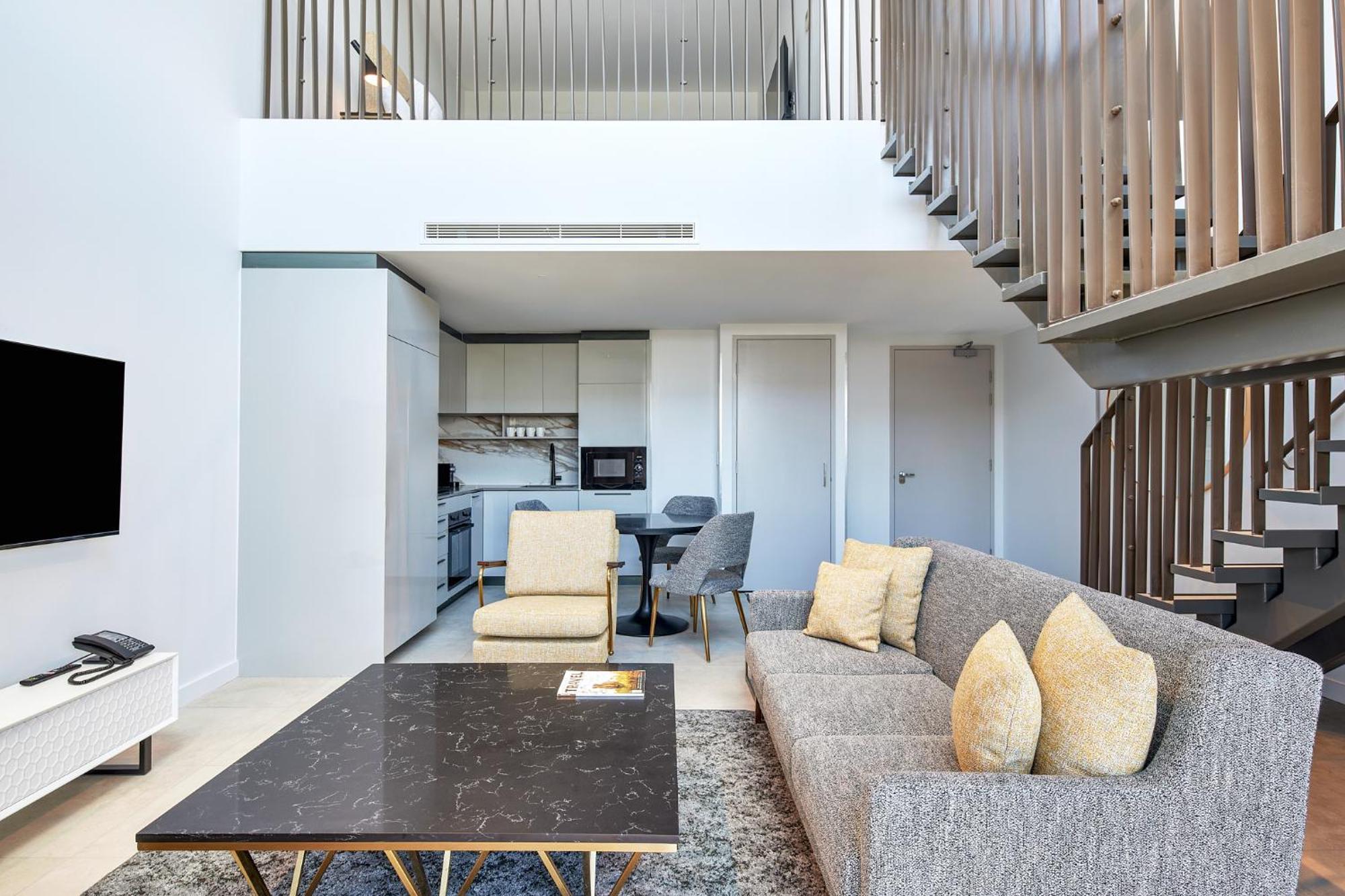 Meriton Suites Canberra Zewnętrze zdjęcie The interior of a duplex apartment