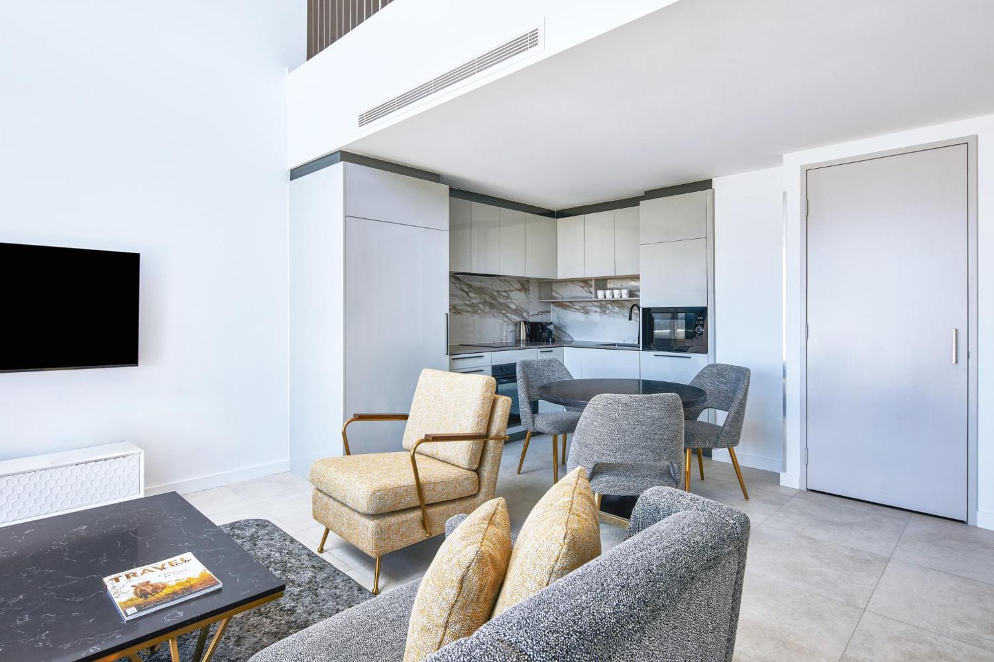 Meriton Suites Canberra Zewnętrze zdjęcie The interior of a typical apartment