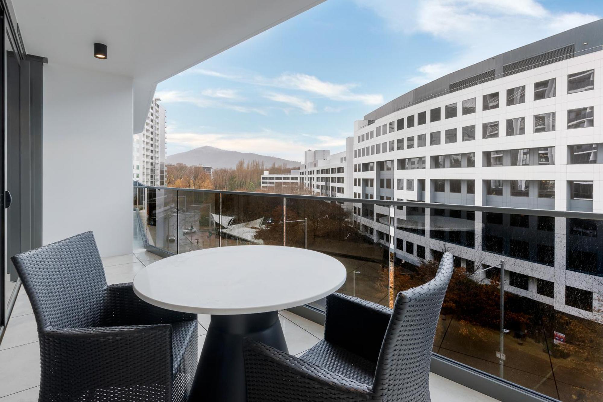 Meriton Suites Canberra Zewnętrze zdjęcie Balcony
